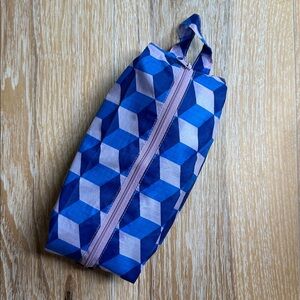 NWOT BAGGU Small 3D Zip Bag Blue Cube Colorway